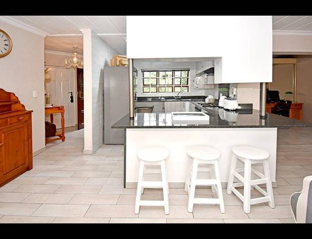 2 BEDROOM APARTMENT FOR SALE IN DOWERGLEN EXT 4